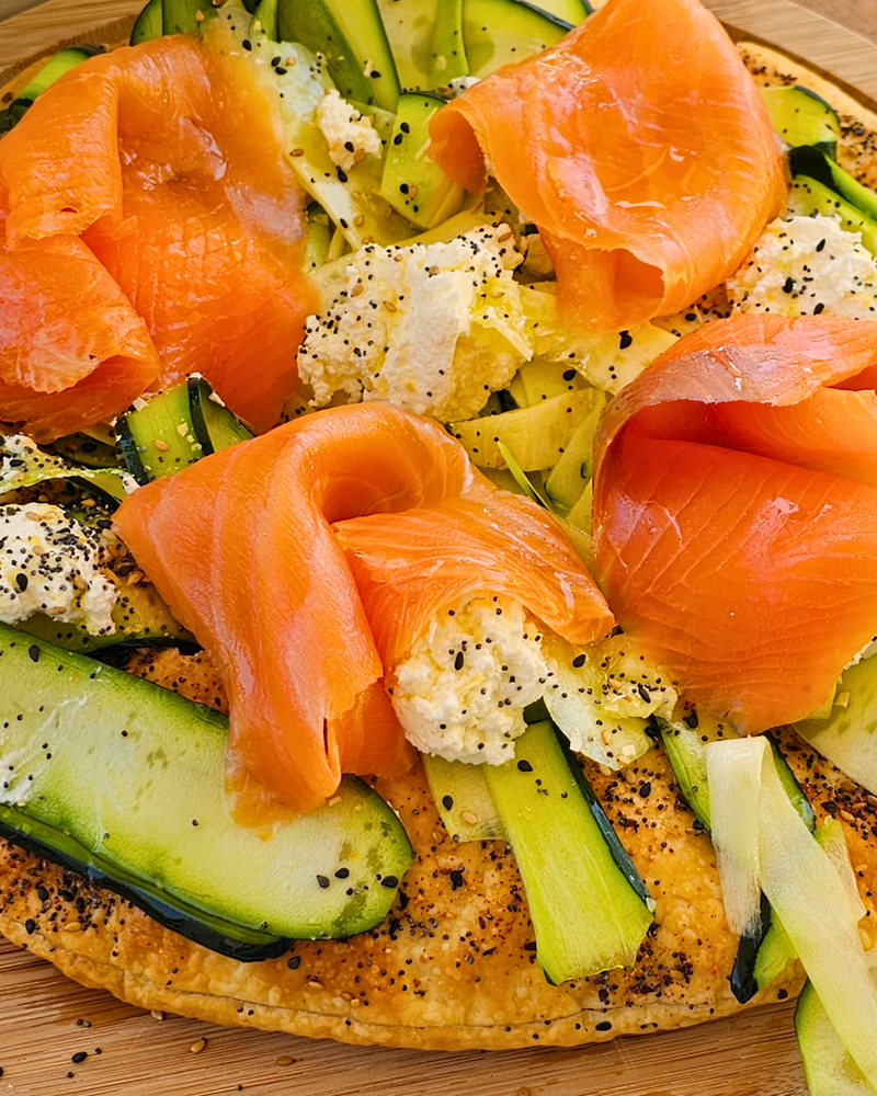 La Tarte Feuilletée Croustillante au New York Bagel, Tagliatelles de Courgettes & Saumon Fumé