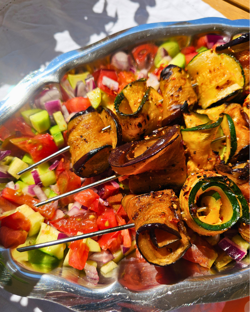 Roulés d’Été au Summer Grill sur un lit de Brunoise Fraîcheur