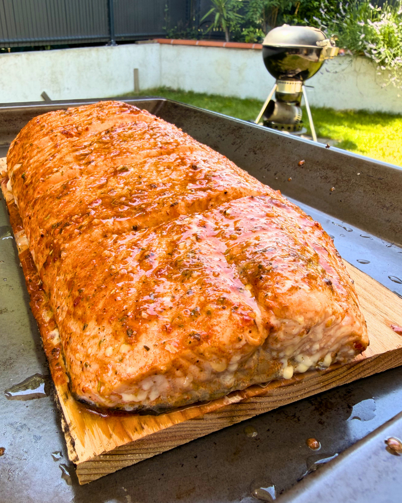 Le Grand Pavé de Saumon Mariné au Summer Grill et Grillé sur planche de cèdre au BBQ Weber