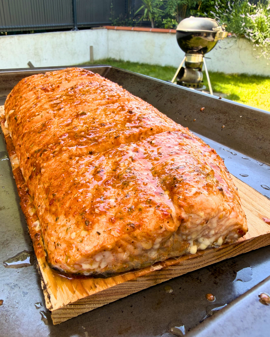 Le Grand Pavé de Saumon Mariné au Summer Grill et Grillé sur planche de cèdre au BBQ Weber