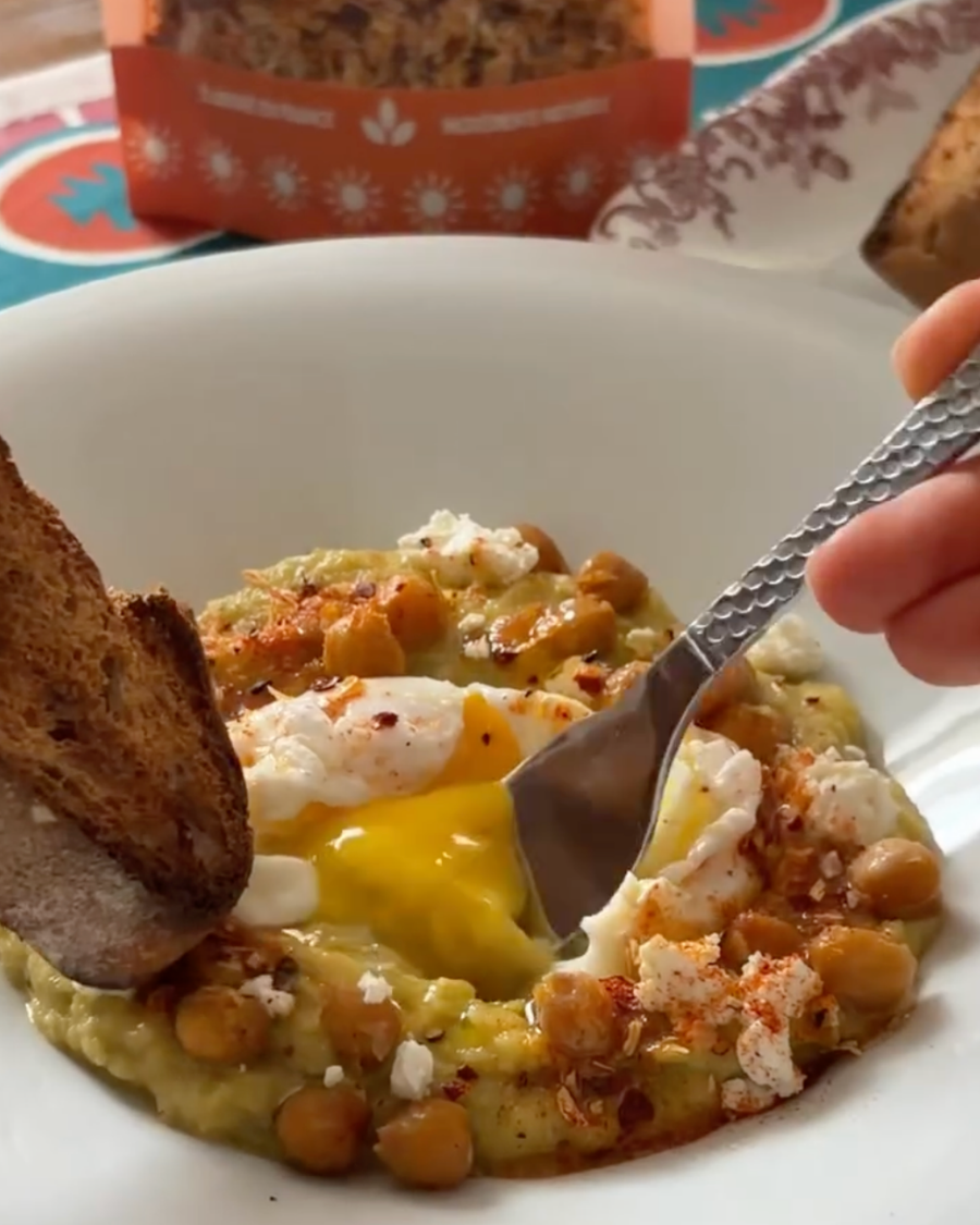Crème de courgette lait de coco, pois chiches croustillants et œuf poché