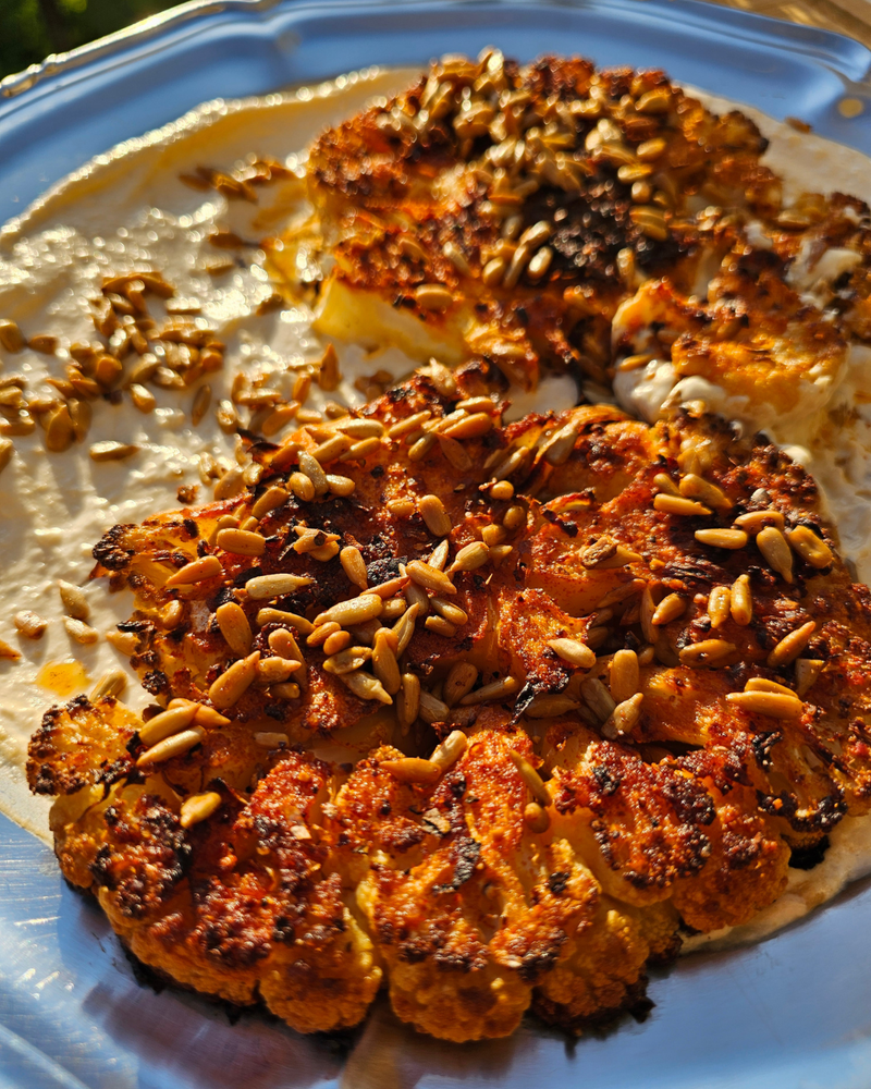 Recette de Steaks de Chou-Fleur Grillés au Summer Grill sur Lit de Houmous Crémeux
